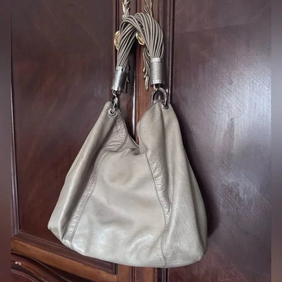 Micheal Kors Tonne Leather hobo bag. - Picture 3 of 3